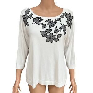 Women’s white knit Sweater with embroidered floral appliqué size M no brand tag